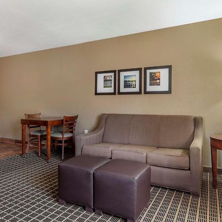 Comfort Suites Delavan - Lake Geneva Area Экстерьер фото